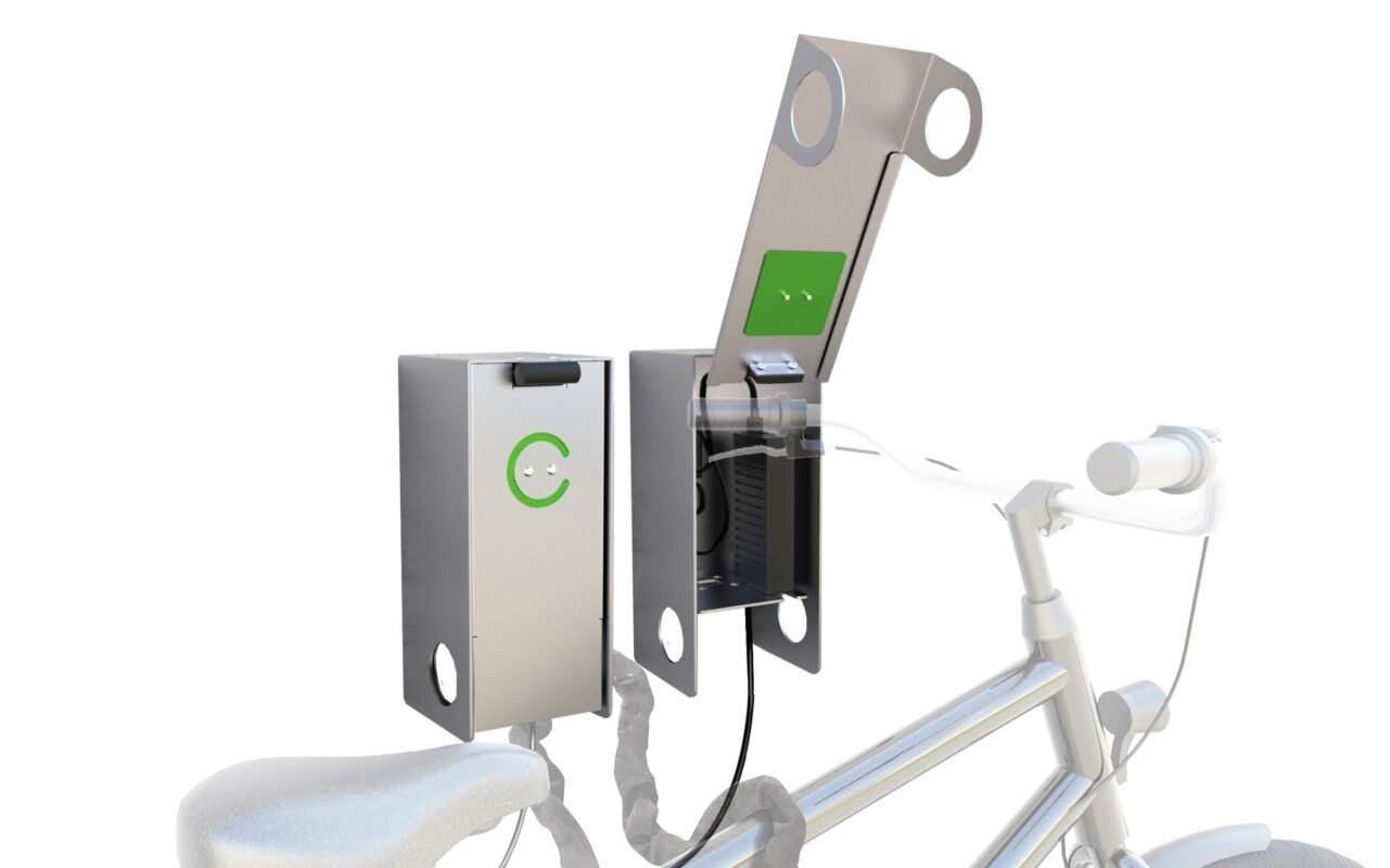 CHARLY® E-Laadlocker in gebruik voor het veilig opladen van een e-bike in de openbare ruimte.